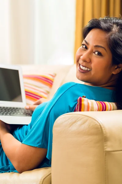Mulher asiática navegando na internet e sorrindo — Fotografia de Stock
