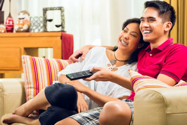Азіатська пара дивитися телевізор — стокове фото