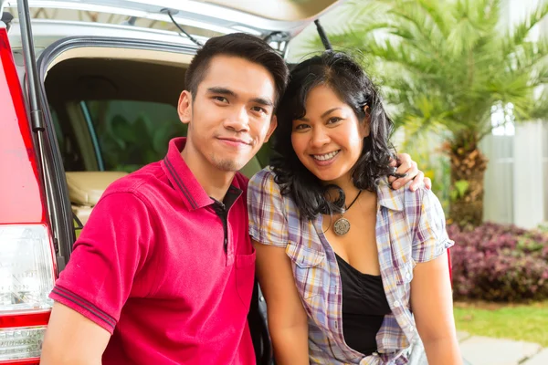 Asiático pareja es feliz en frente el coche — Foto de Stock