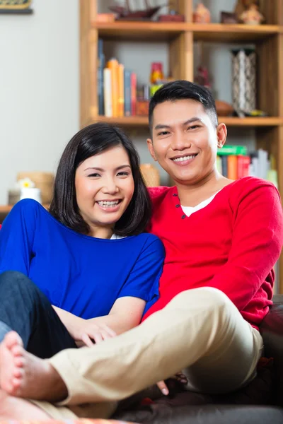 Asian couple on the sofa — Stock fotografie