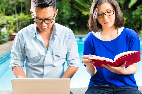 Asian prosperous couple in the garden — Stockfoto