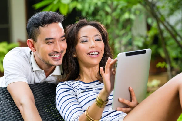 Pareja asiática al aire libre con una tableta PC — Foto de Stock