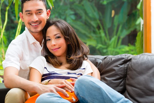Asiática pareja en el sofá —  Fotos de Stock