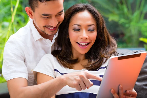 Asiática pareja en el sofá — Foto de Stock