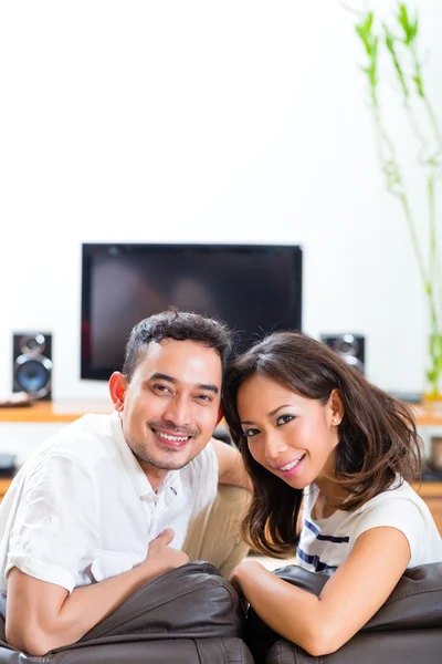 Pasangan Asia di rumah di ruang tamu mereka — Stok Foto