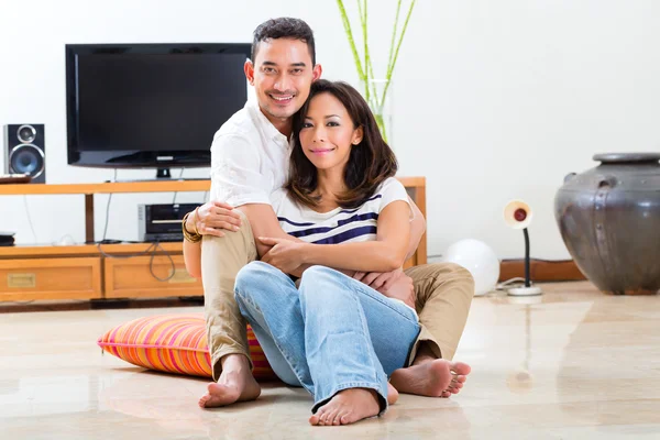 Asiática pareja en casa en su sala de estar — Foto de Stock