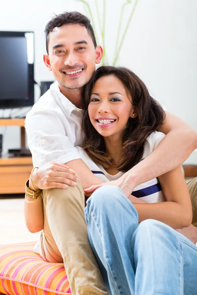 Asian couple at home in their living room — Stok fotoğraf