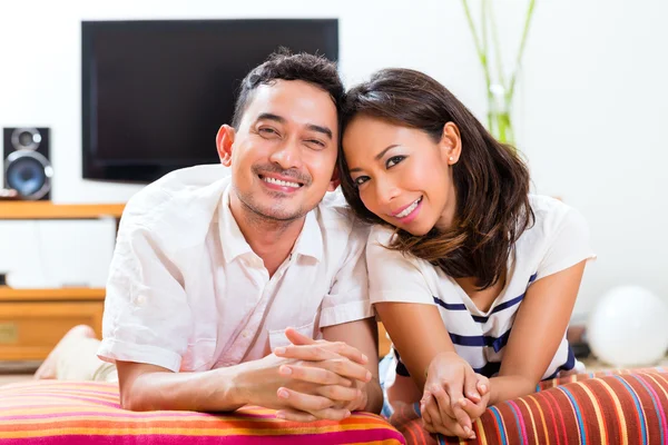 Asiático casal em casa em sua sala de estar — Fotografia de Stock