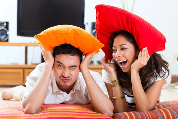 Asiático casal em casa em sua sala de estar — Fotografia de Stock