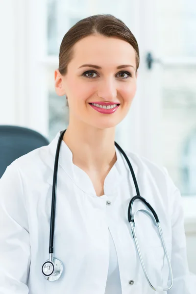 Portret van jonge vrouwelijke arts in kliniek — Stockfoto