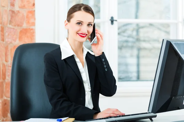 Empresária no escritório sentado no computador — Fotografia de Stock