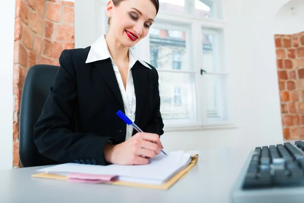 Advogado no escritório sentado no computador — Fotografia de Stock