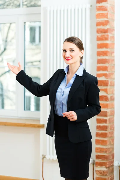 Landlord makes advertising for apartment — Stock Photo, Image