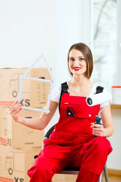 Mujer con caja móvil en su casa —  Fotos de Stock