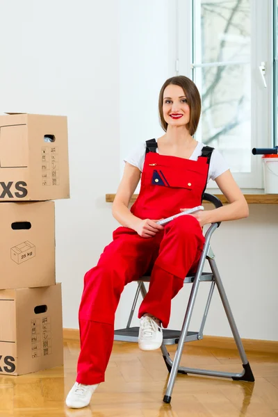 Mulher com caixa em movimento em sua casa — Fotografia de Stock