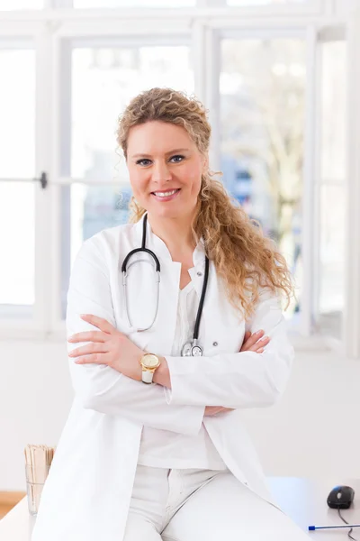 Porträt einer jungen Ärztin in der Klinik — Stockfoto
