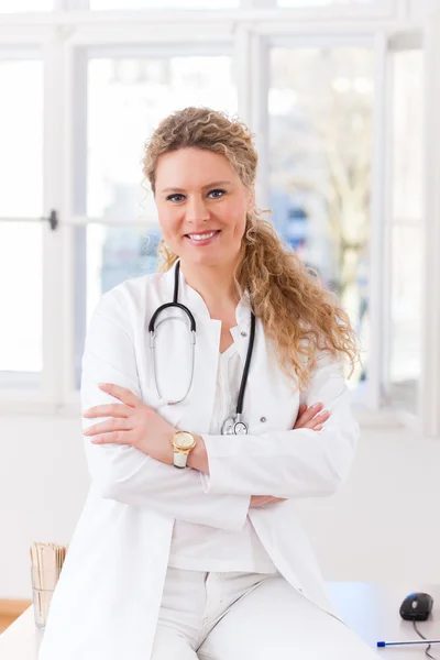 Retrato de una joven doctora en clínica —  Fotos de Stock