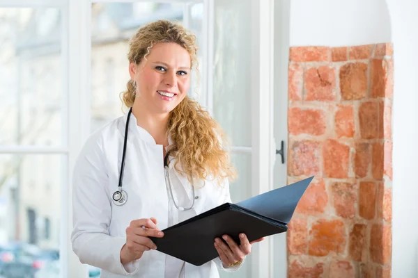 Médico con resultado de la prueba en documento o expediente — Foto de Stock