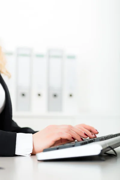 Mujer de negocios que trabaja en la computadora — Foto de Stock