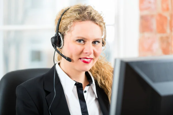 Junge Frau aus dem Kundenservice — Stockfoto