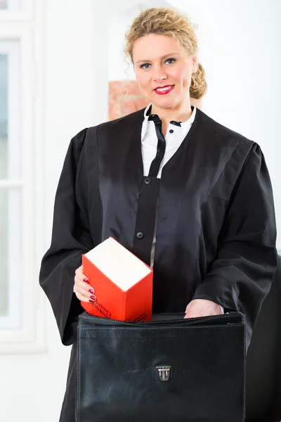 Avocat en exercice avec le livre de droit et l'affaire — Photo