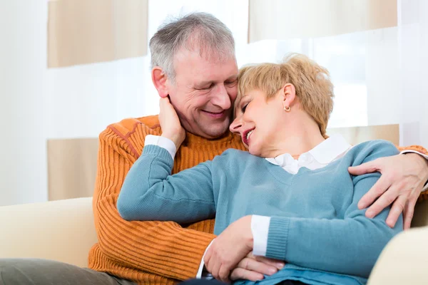 Seniorer hemma älskar fortfarande efter alla dessa år — Stockfoto
