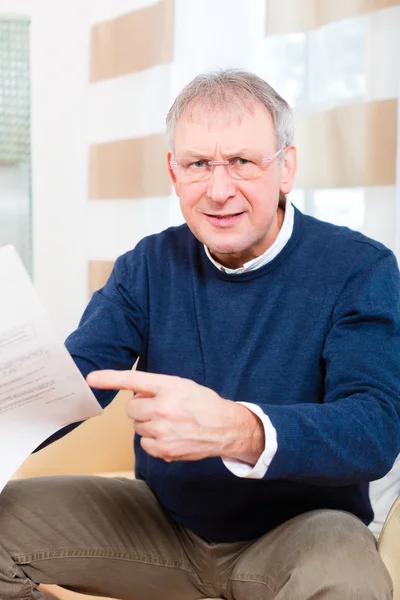 Senior hjemme får negativ beskjed – stockfoto