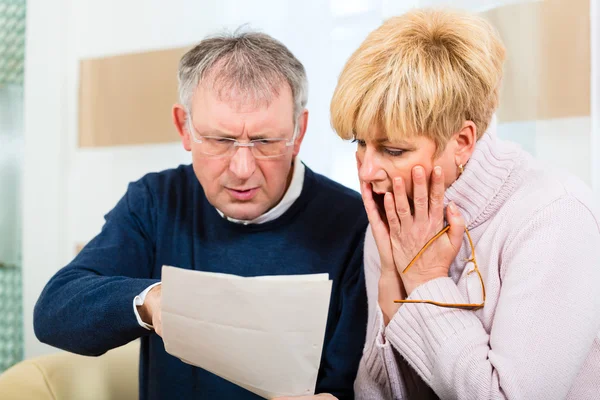 Mayores en casa recibiendo un mal mensaje — Foto de Stock