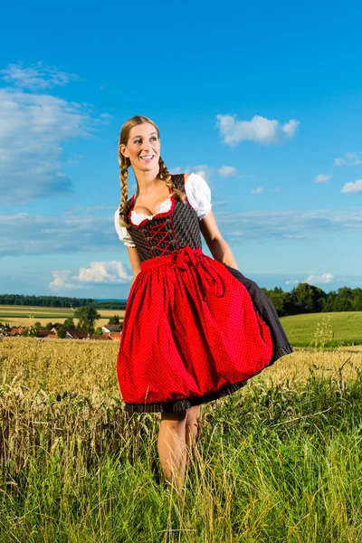 Jeune femme sur prairie portant dirndl — Photo
