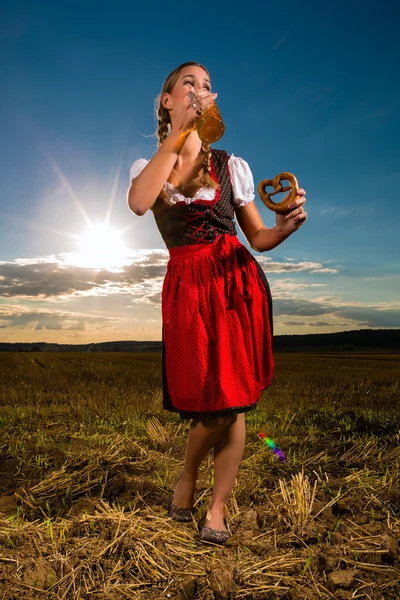 Mulher com tracht, cerveja e pretzel na Baviera — Fotografia de Stock