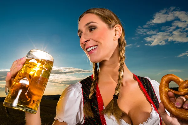 Mujer con tracht, cerveza y pretzel en Bavaria — Foto de Stock