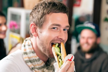 Fast food snack barda hotdog yeme müşteri