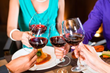 Asya restoranda toasting el yakın çekim