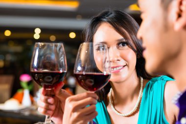 Asya çift kırmızı şarap ile toasting yakın çekim
