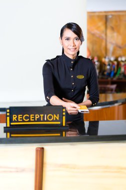 resepsiyonist geçen keycard otel