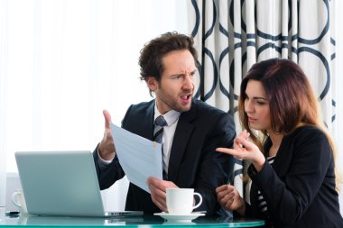 Patron ve Yardımcısı'na veya birlikte çalışan otel