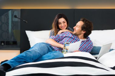 couple in Hotel in bed with wifi and computer