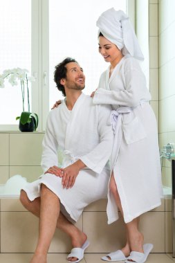 Genç çift otel banyo bornoz