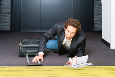 Yerde yatarken otel konuk yanılmak koridorda,