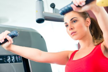 Spor salonu ya da spor Merkezi'nde eğitim kadın