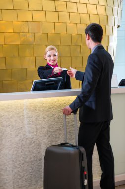 Otel resepsiyonist check-in anahtar kart veren adam