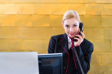 Telefonu Açık Resepsiyon ile otel resepsiyonist