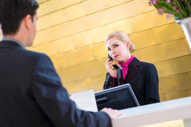 Otel resepsiyonist ile telefon ve konuk