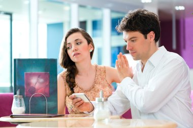 Çift değil etkileşim kafede ama telefon