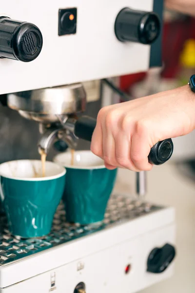 Coffeeshop - barista presenteert koffie — Stockfoto