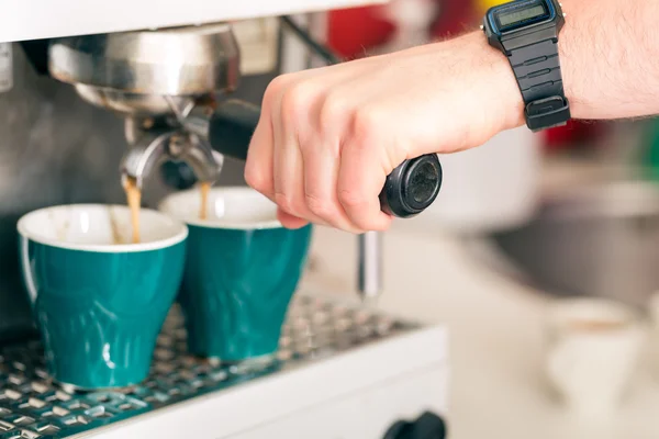 Coffeeshop - barista presents coffee — Stock Photo, Image