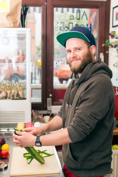 Fast-Food-Koch macht Hotdog in Imbiss — Stockfoto