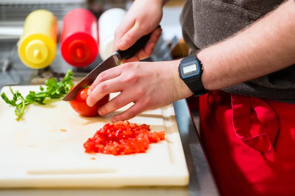 Chef making hotdog in fast food snack bar — Stock Photo, Image