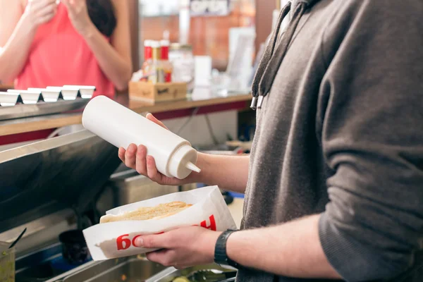 Freundliche Verkäufer und frische Zutaten in einem Fast Food — Stockfoto