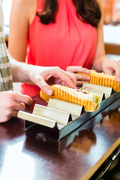 ファーストフードのスナックバーでホットドッグを食べるお客様 — ストック写真